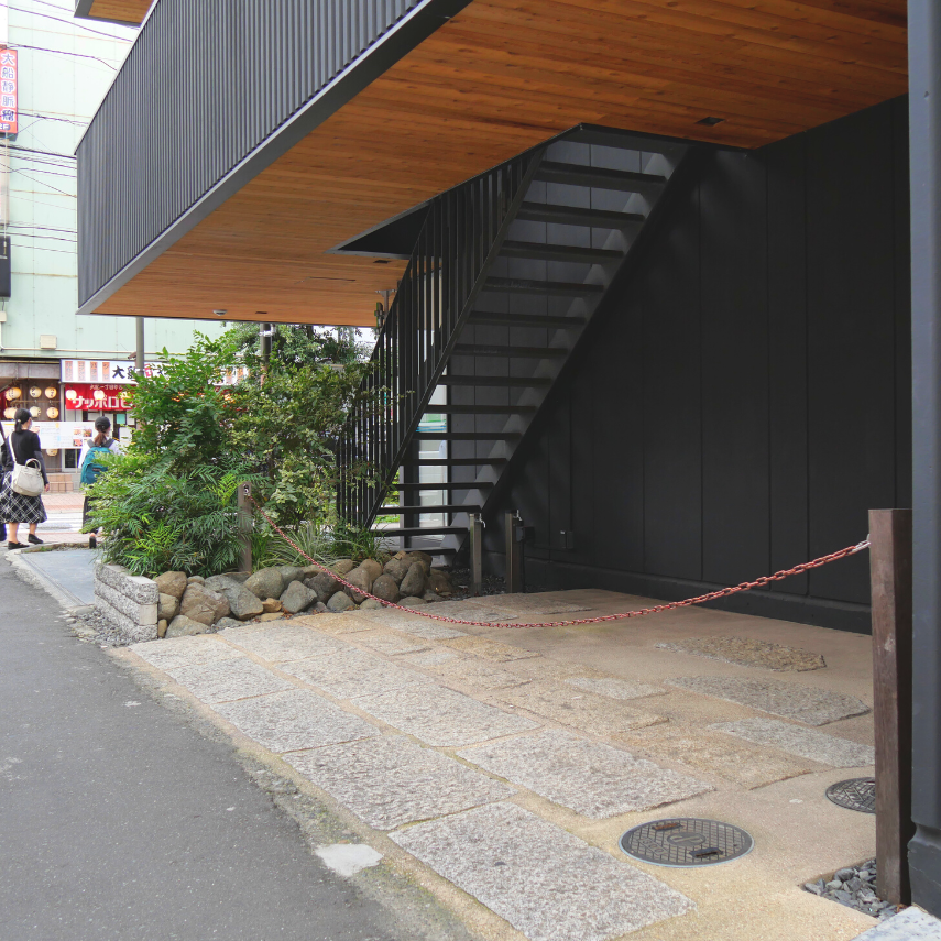 スペース部分には屋根があり、多少の雨は防げます