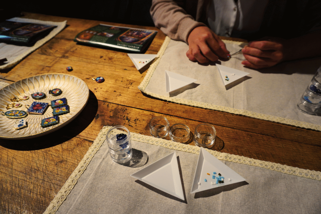 ミクロモザイク作家のYUMIさんのワークショップ風景