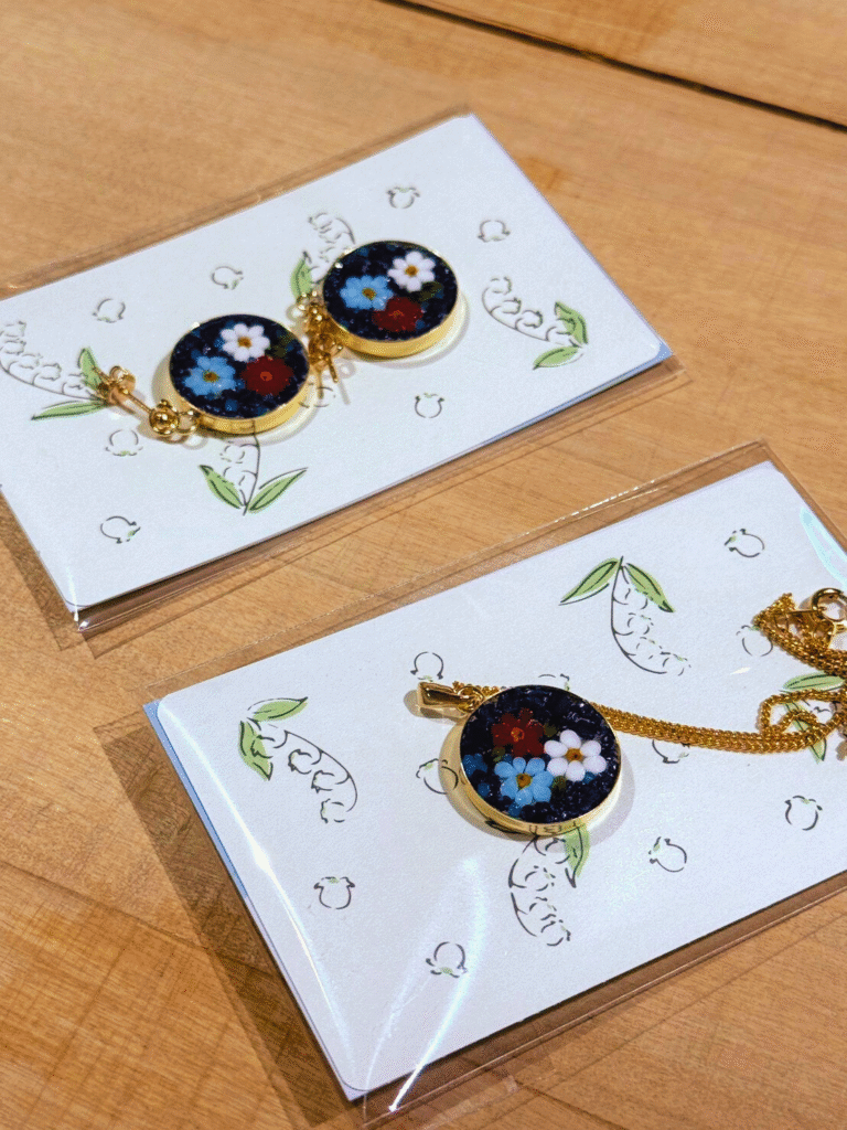 ミクロモザイク作家のYUMIさんのワークショップ風景